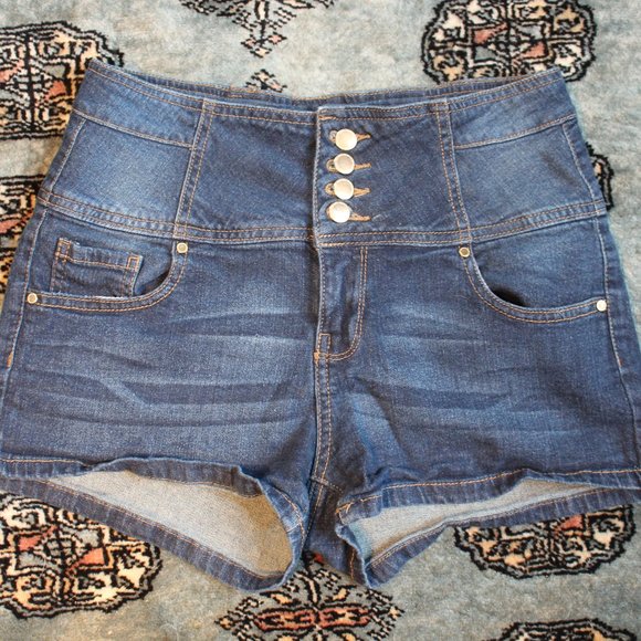 High Waisted shorts - Picture 2 of 3